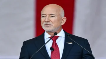 هل ينجح جيف بيزوس في مهمة صائد الكويكبات لإنقاذ كوكب الأرض؟